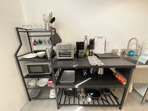 Deluxe Apartment, 1 Queen Bed with Sofa bed, Non Smoking, Kitchen | Private kitchen | Fridge, microwave, oven, stovetop - Hyde Park by TGE (Houston)