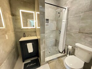 Deluxe Apartment, 1 Katil Ratu (Queen) dengan Katil Sofa, Non Smoking, Kitchen | Bilik Mandi | Kelengkapan dandanan diri percuma, pengering rambut, tuala disediakan 