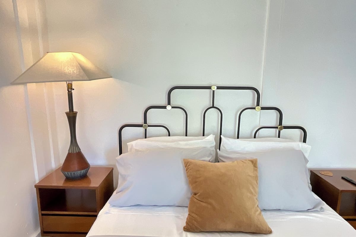 Comfort Studio, 1 Queen Bed, Non Smoking, Kitchen | Living area | 75-inch Smart TV with digital channels, Netflix, Hulu