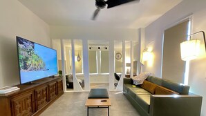 Leilighet – deluxe, 1 queensize-seng med sovesofa, ikke-røyk, kjøkken | Oppholdsområde | En 40-tommers smart-TV med digitale kanaler samt Netflix og Hulu