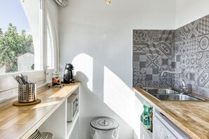 Frigorífico, microondas, horno y placa de cocina