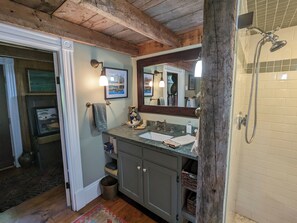 Shower, hair dryer, towels, soap - Shipbuilder's home - COMPLETELY surrounded by water: 2 docks for access (Blue Hill)