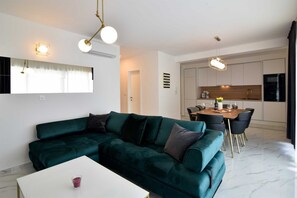 Smart TV - Apartment with rooftop pool A4, Bibinje (Bibinje)