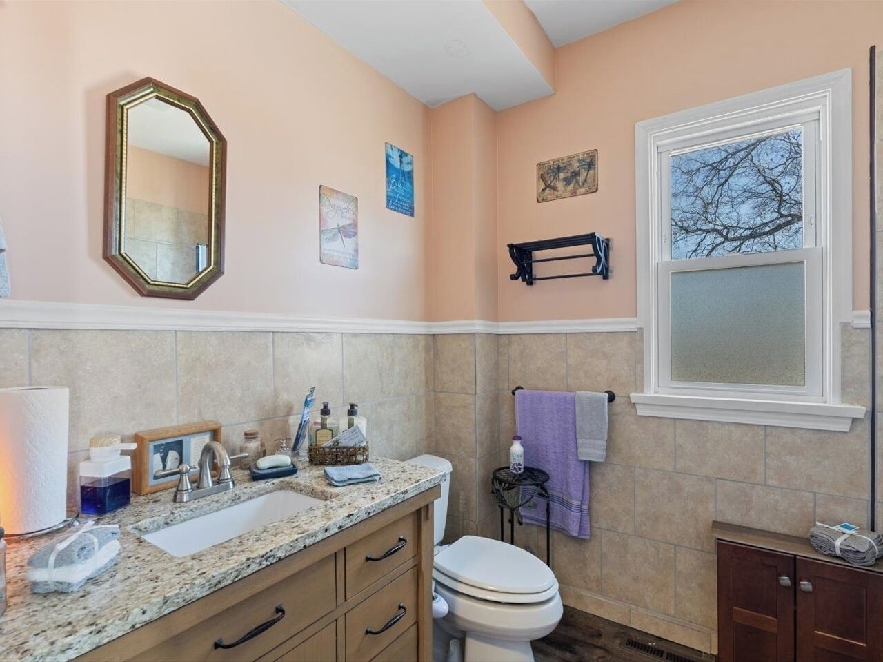 Une salle de bain équipée d’un lavabo, de toilettes et d’un meuble-lavabo.