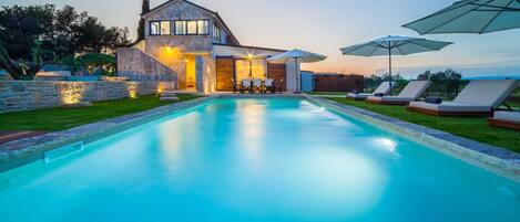 Een verwarmd zwembad