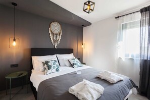 4 bedrooms, desk, iron/ironing board, travel crib