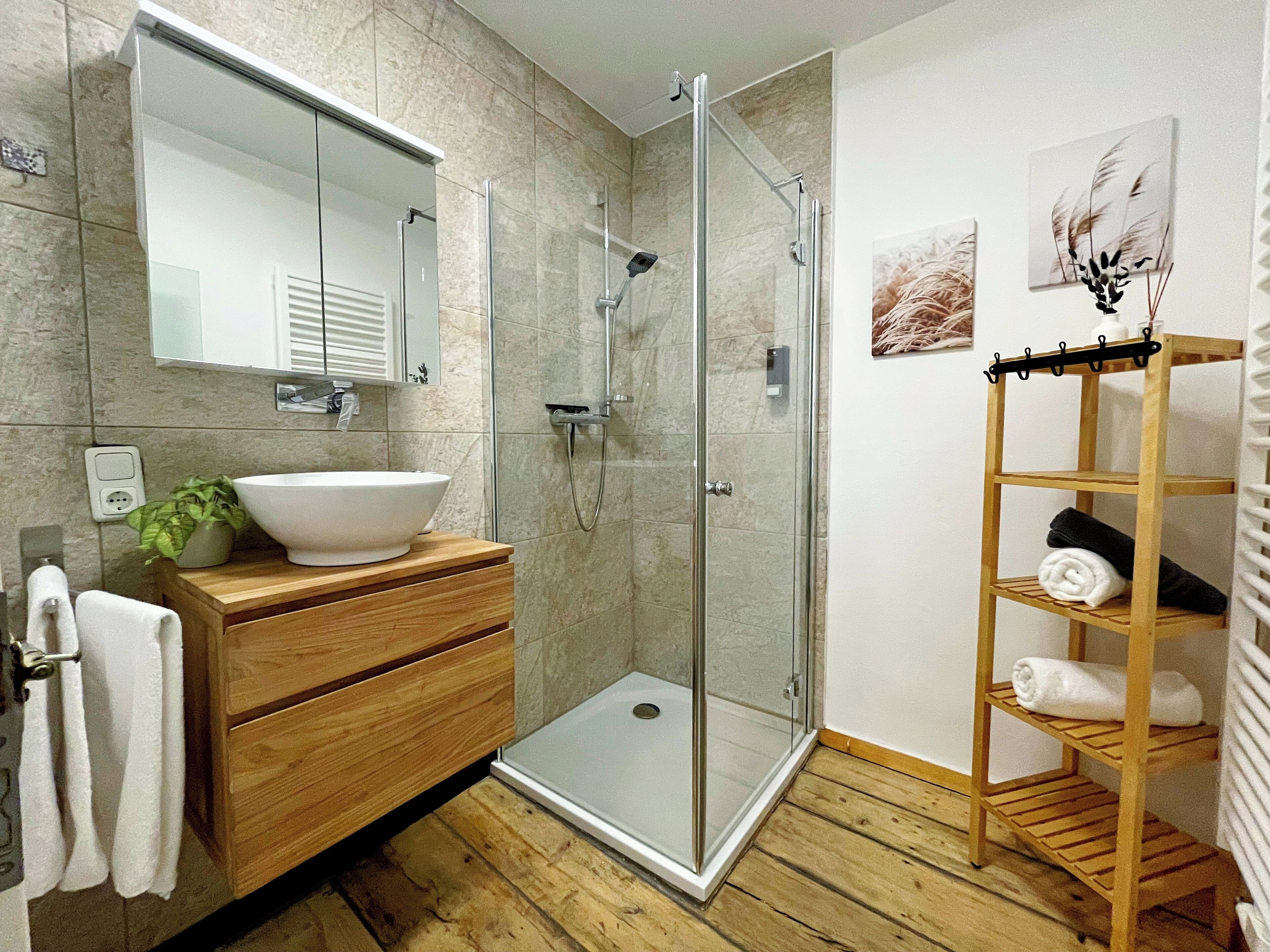 Dusche, Haartrockner, Handtücher, Seife
