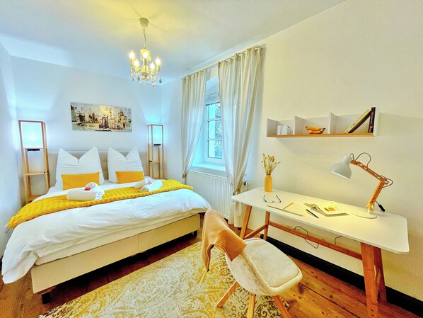 2 bedrooms, desk, free WiFi, bed sheets - 'GoldPath' PassauCity I Central I OldTown I Balcony I Italy garden I WipuTV (Passau)