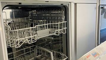 Kühlschrank, Ofen, Herdplatte, Geschirrspüler