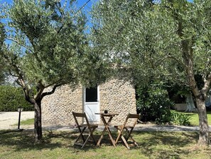 Outdoor dining - Maisonnette indépendante au calme - Quiet independent tiny-house - large garden (Châteauneuf-du-Rhône)