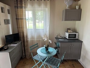 Dining - Quiet, detached cottage (Châteauneuf-du-Rhône)