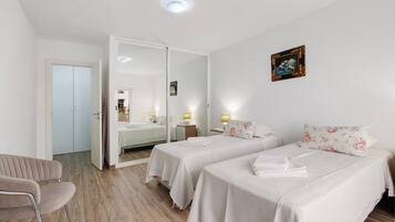 2 habitaciones, tabla de planchar con plancha, wifi y ropa de cama