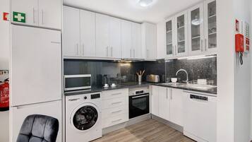 Refrigerador, microondas, horno y parrilla de estufa