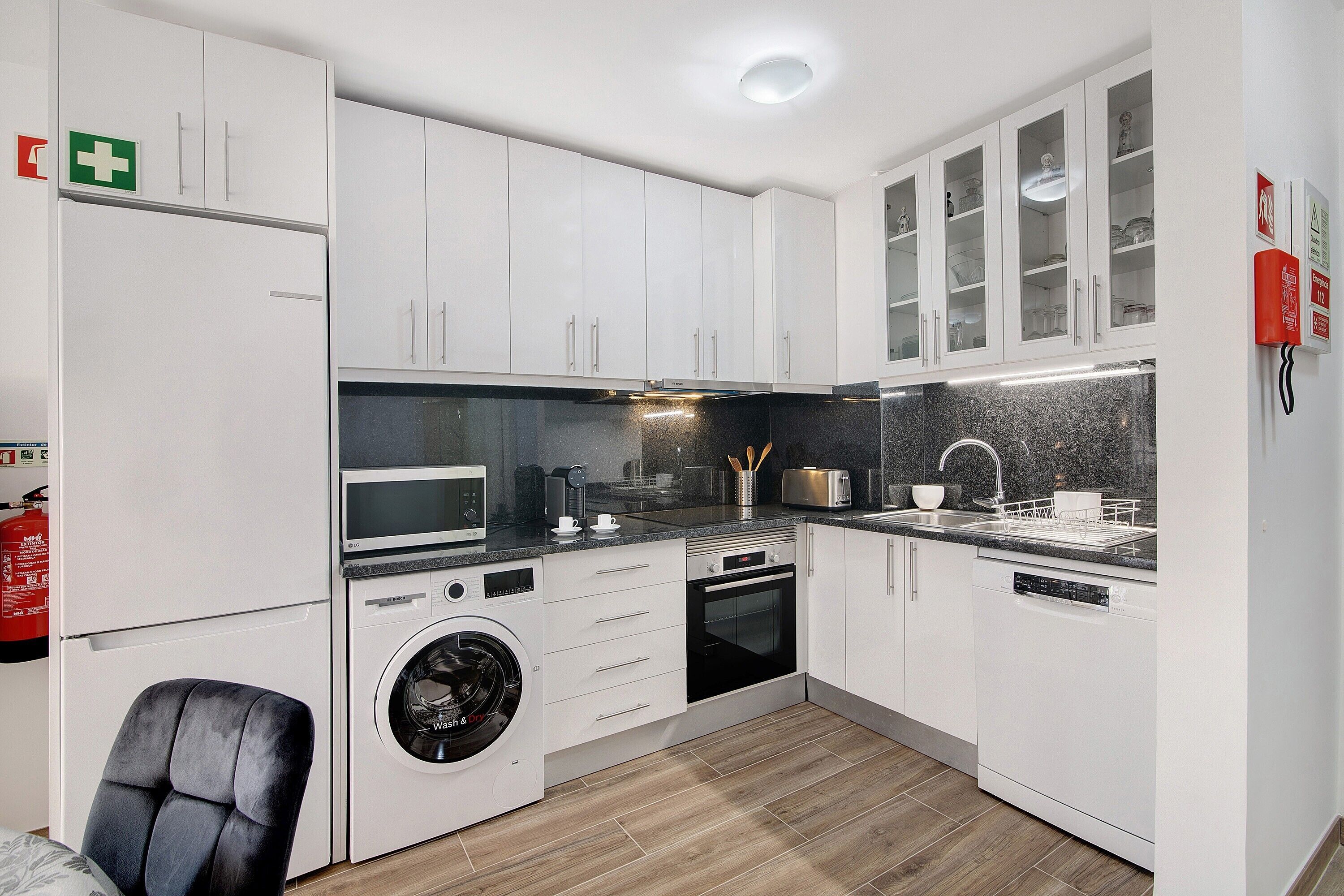 Kjøleskap, mikrobølgeovn, ovn og kokeplater