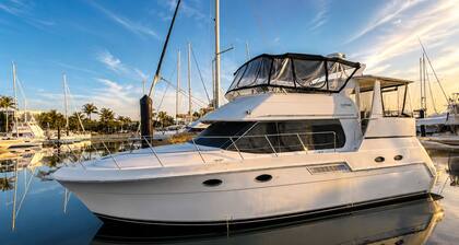 Waterfront Yacht • Sleeps 4 • Deck Dining• Pools & Bar Access • 15 Min Key West
