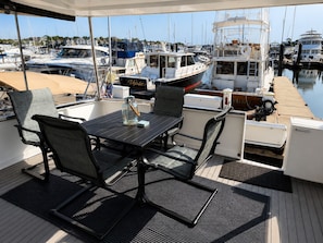 Outdoor dining - Waterfront Yacht • Sleeps 4 • Deck Dining• Pools & Bar Access • 15 Min Key West (Key West)