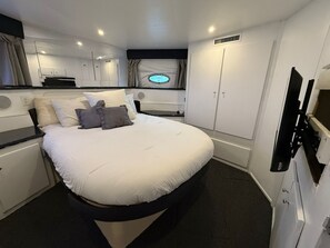 2 bedrooms, WiFi, bed sheets - 	Unique Waterfront Yacht in 5 star resort. Pools, Gym & Downtown Shuttle (Key West)