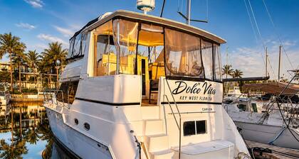 Waterfront Yacht • Sleeps 4 • Deck Dining• Pools & Bar Access • 15 Min Key West