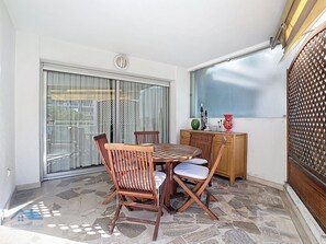Outdoor dining - Spacious studio with terrace (Cannes)