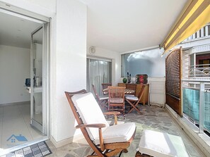 Outdoor dining - Spacious studio with terrace (Cannes)