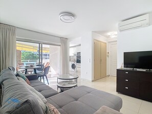 Living area - Spacious studio with terrace (Cannes)