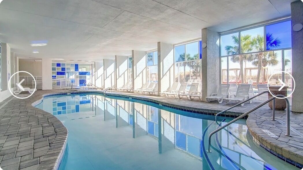 Una piscina cubierta, una piscina al aire libre