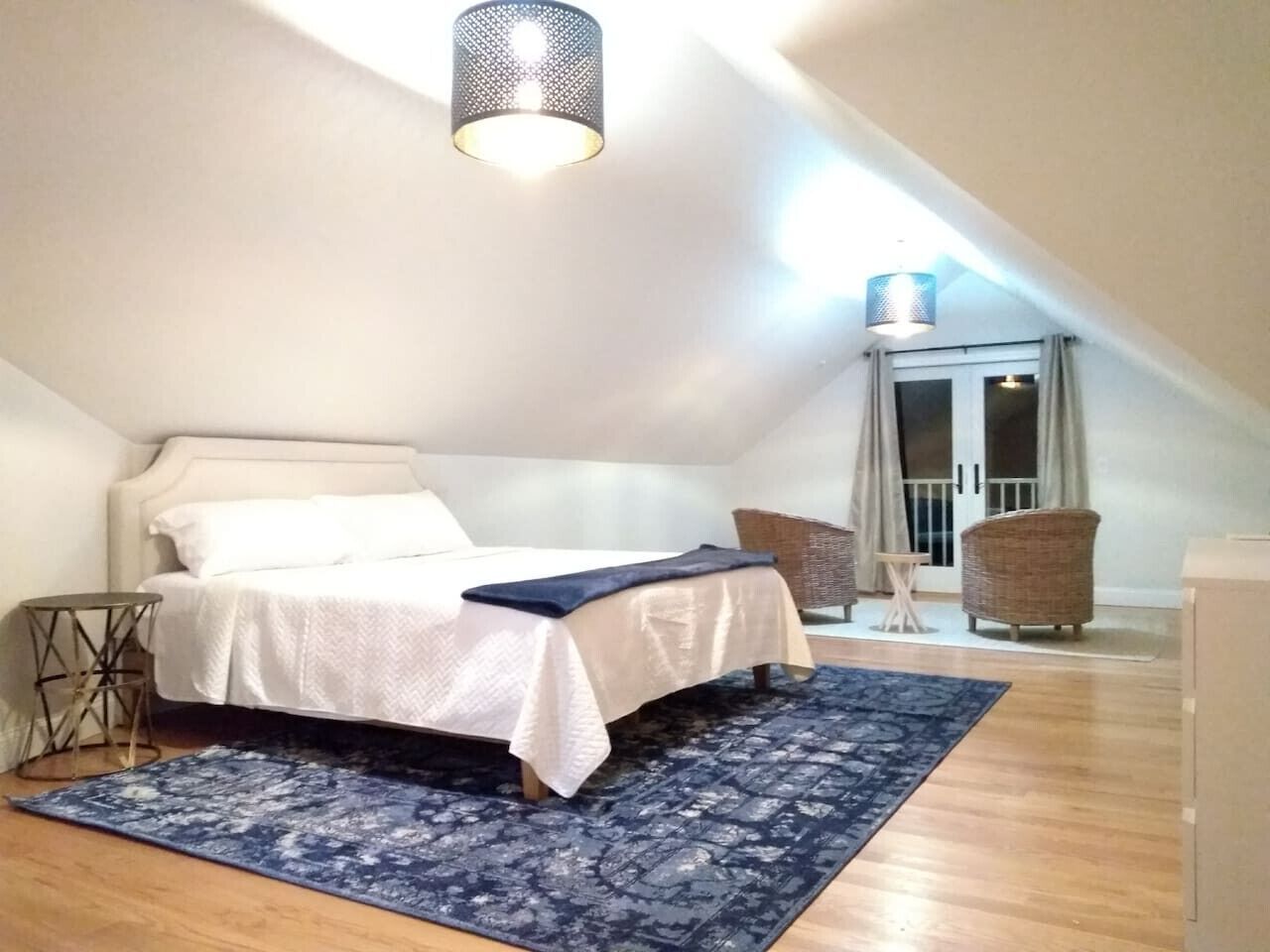 5 habitaciones, escritorio y tabla de planchar con plancha 