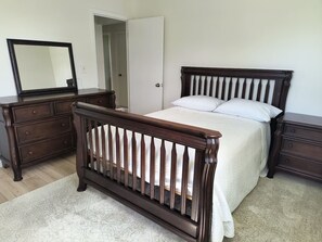 3 bedrooms, iron/ironing board, WiFi, bed sheets - Beachy Summer Cottage - Newly Renovated (3BR)! (Middletown)