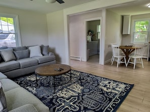 TV - Beachy Summer Cottage - Newly Renovated (3BR)! (Middletown)