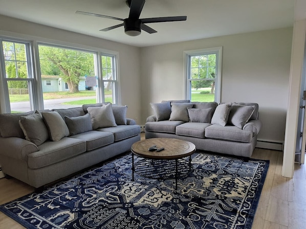 TV - Beachy Summer Cottage - Newly Renovated (3BR)! (Middletown)