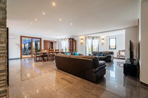 Télévision, cheminée, table de tennis de table