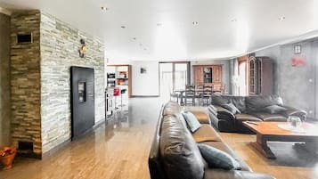 Una televisión, una chimenea, una mesa de tenis de mesa