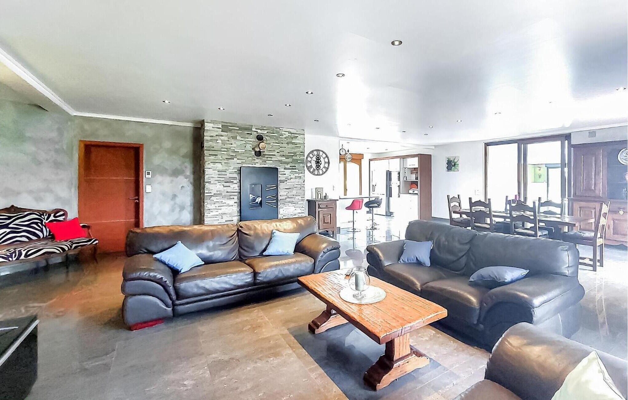 Télévision, cheminée, table de tennis de table