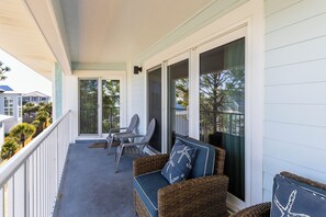 Property grounds - Renovated 30A Beach Condo • Walk to Beach • Sleeps 8 • Pools & Pickleball (Santa Rosa Beach)