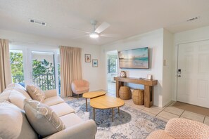 TV - Renovated 30A Beach Condo • Walk to Beach • Sleeps 8 • Pools & Pickleball (Santa Rosa Beach)