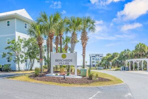 Property grounds - Renovated 30A Beach Condo • Walk to Beach • Sleeps 8 • Pools & Pickleball (Santa Rosa Beach)