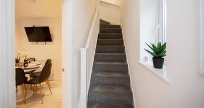 Stylish Town House - Located Close to Derby Centre