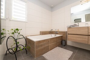 Shower, hair dryer, towels