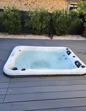 Bañera de hidromasaje al aire libre