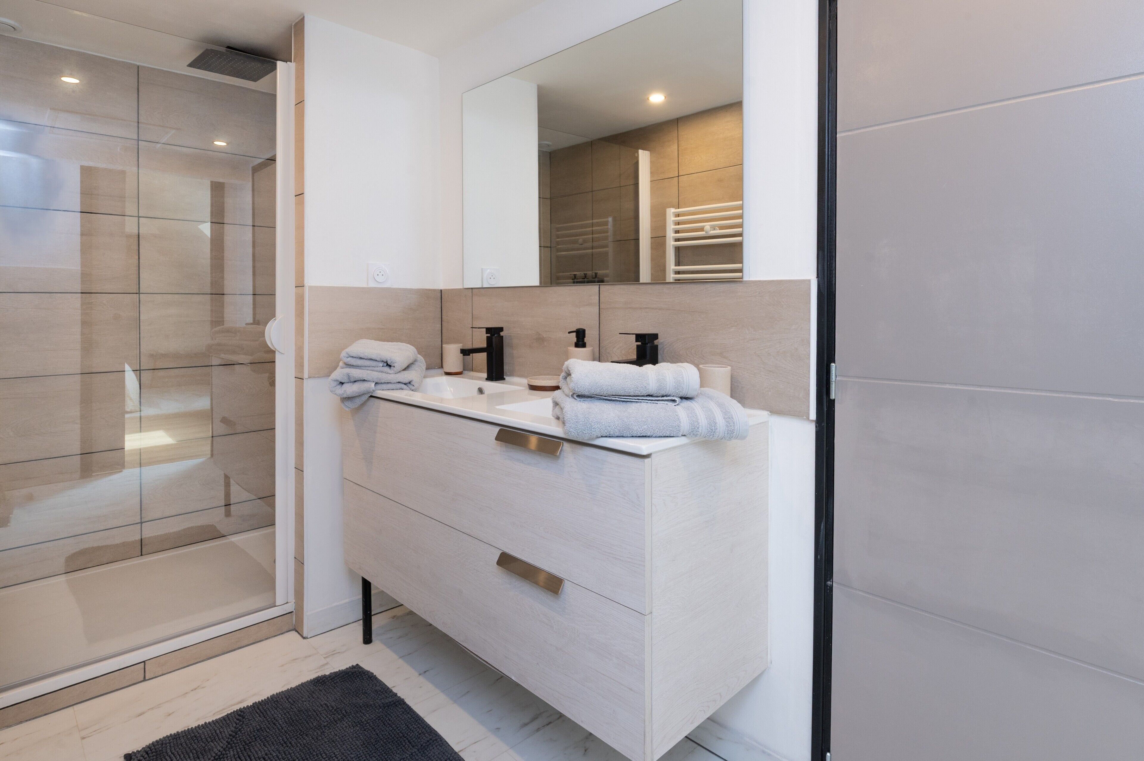 Shower, hair dryer, towels
