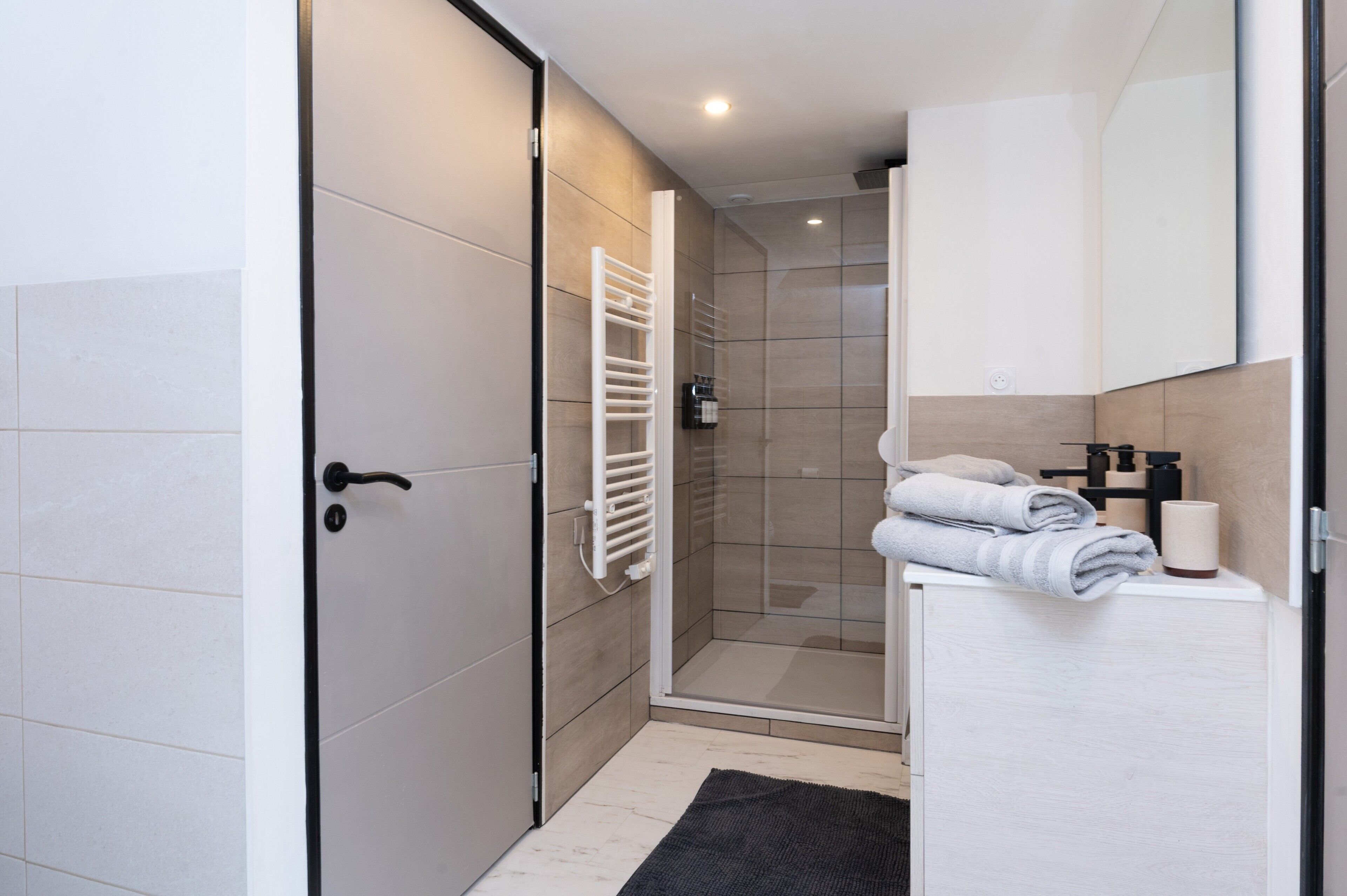 Een douche, een haardroger, handdoeken
