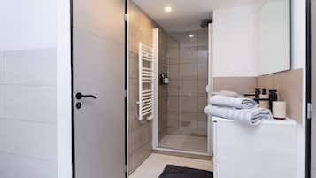 Een douche, een haardroger, handdoeken