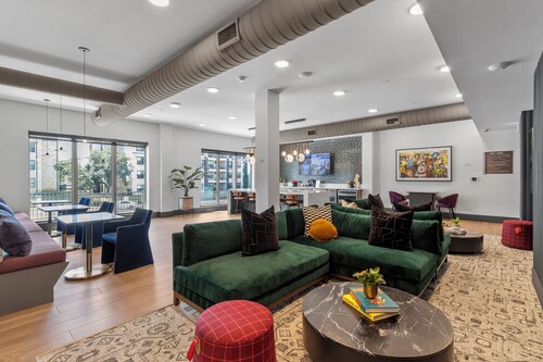 Luxury King 1BD suite w Pool/Gym/AC/Office & Parking