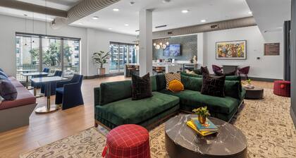 Luxury King 1BD suite w Pool/Gym/AC/Office & Parking