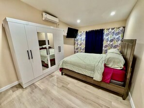 3 bedrooms, iron/ironing board, WiFi, bed sheets - 3-bedroom and 2 bathroom house in pleasant and safe Victoria Gardens with AC (Diego Martin Regional Corporation)