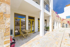 Outdoor dining - NooN Properties 1 | Beachside 1BR in Dhërmi by PikHost (Dhërmi)