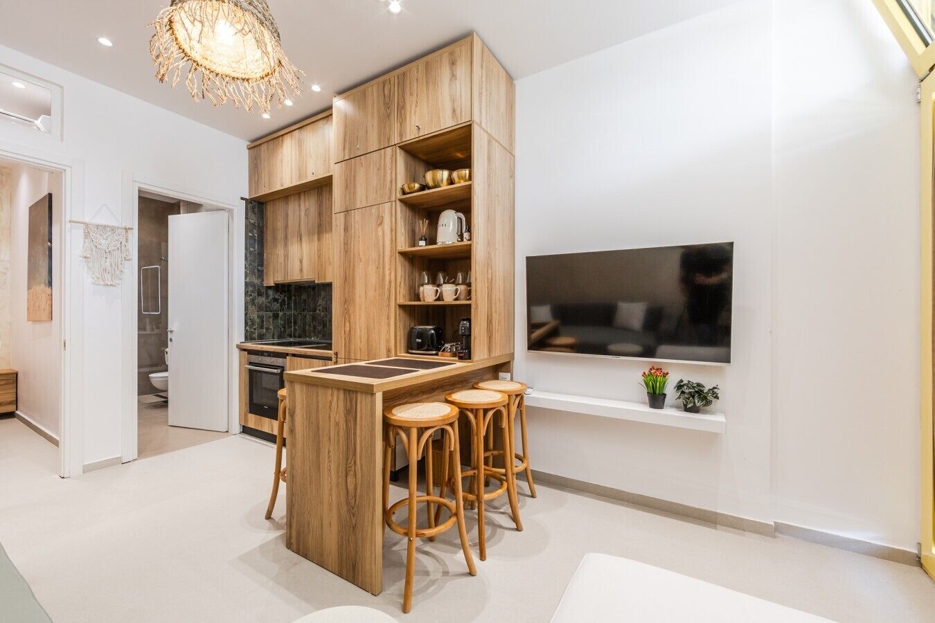 Fridge, oven, stovetop, coffee/tea maker