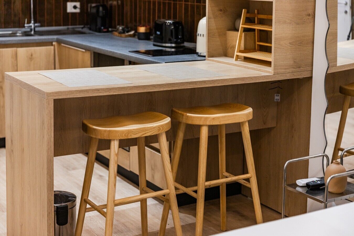 Fridge, oven, stovetop, coffee/tea maker