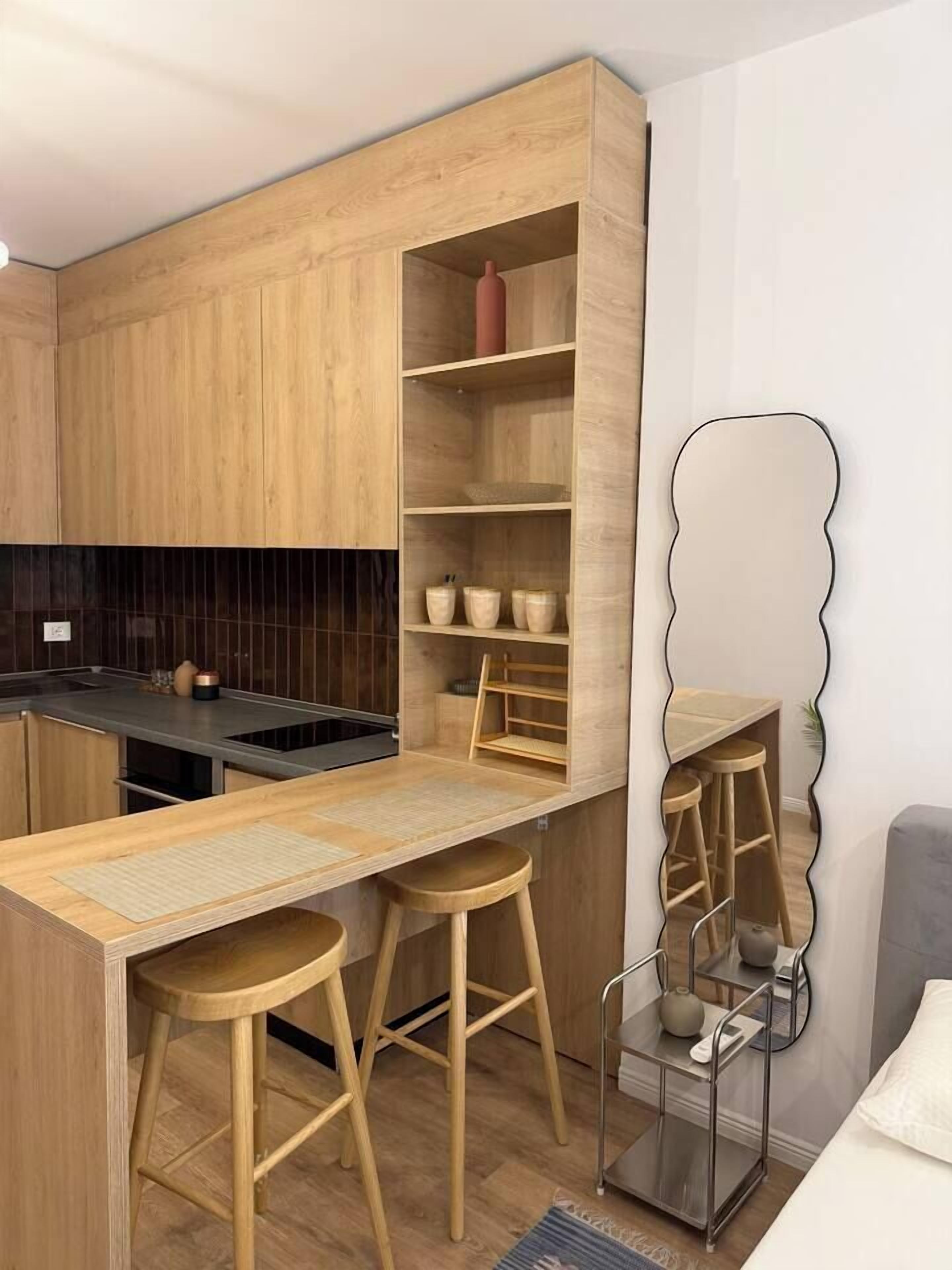 Kjøleskap, ovn, kokeplater og kaffetrakter/tekoker