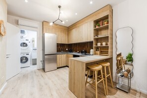 Kühlschrank, Ofen, Herdplatte, Wasserkocher mit Kaffee-/Teezubehör